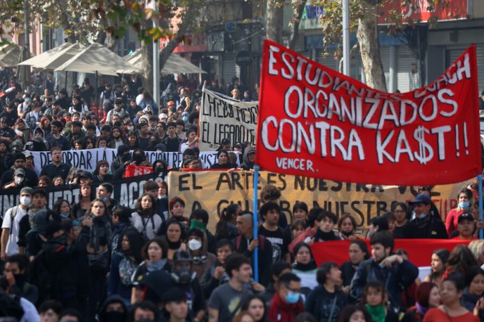 Universitarios y secundarios de Tarapacá se suman a primera gran marcha estudiantil contra Gobierno de Kast en Iquique