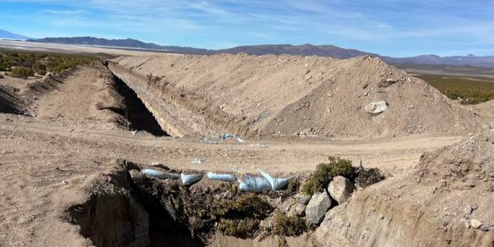 Desconocidos tapan zanja de Kast con tierra para cruzar la frontera de Colchane