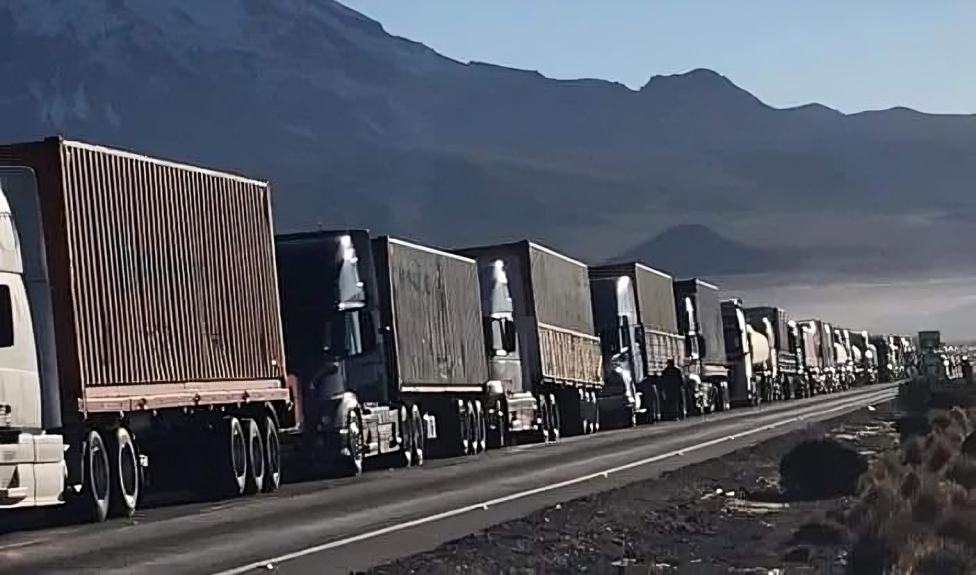 Transportistas de Bolivia denuncian filas de hasta 400 camiones en Pisiga por restricción horaria en Complejo Fronterizo de Colchane