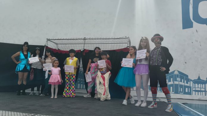 Taller Integral de Circo gratuito de la Junta de Vecinos Ramón Pérez Opazo de Iquique realiza su actividad de cierre
