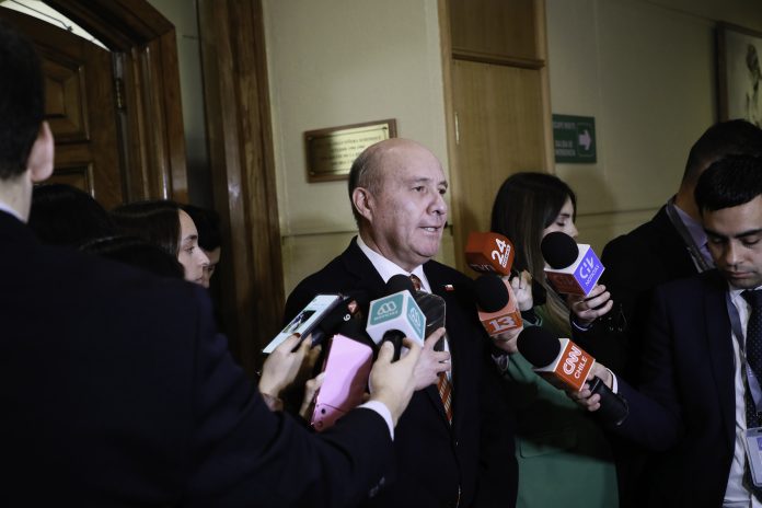 Hacienda anuncia nueva baja en los combustibles: bencinas caerán cerca de $100 y diésel $150 por litro