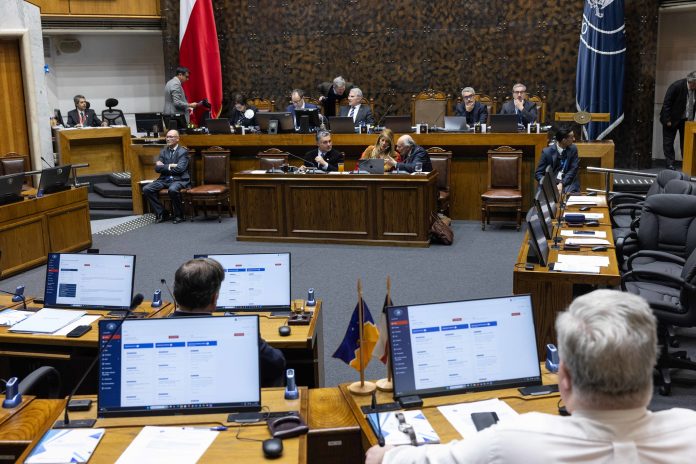 Aprueban iniciativa que regulariza deuda eléctrica y amplía subsidio en 2027