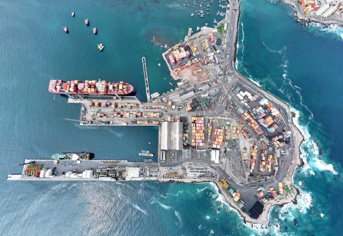 Puerto de Iquique moviliza más de 6.800 toneladas de pescado tras arribo de dos buques factoría