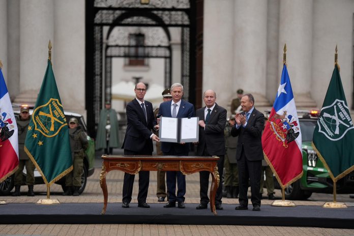 Presidente firma indicaciones para modernizar incentivos y ampliar la carrera de Carabineros