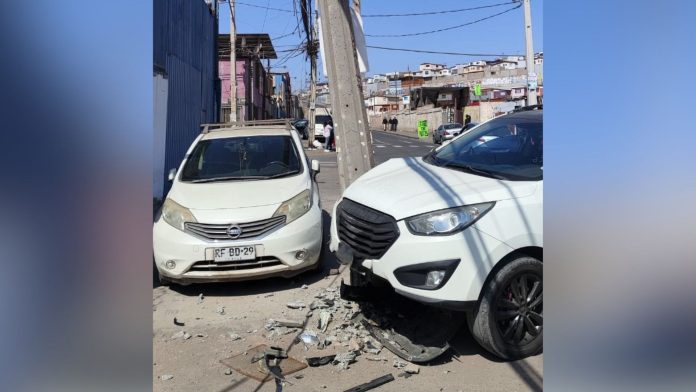 Vehículo choca poste y provoca corte de luz en Alto Hospicio