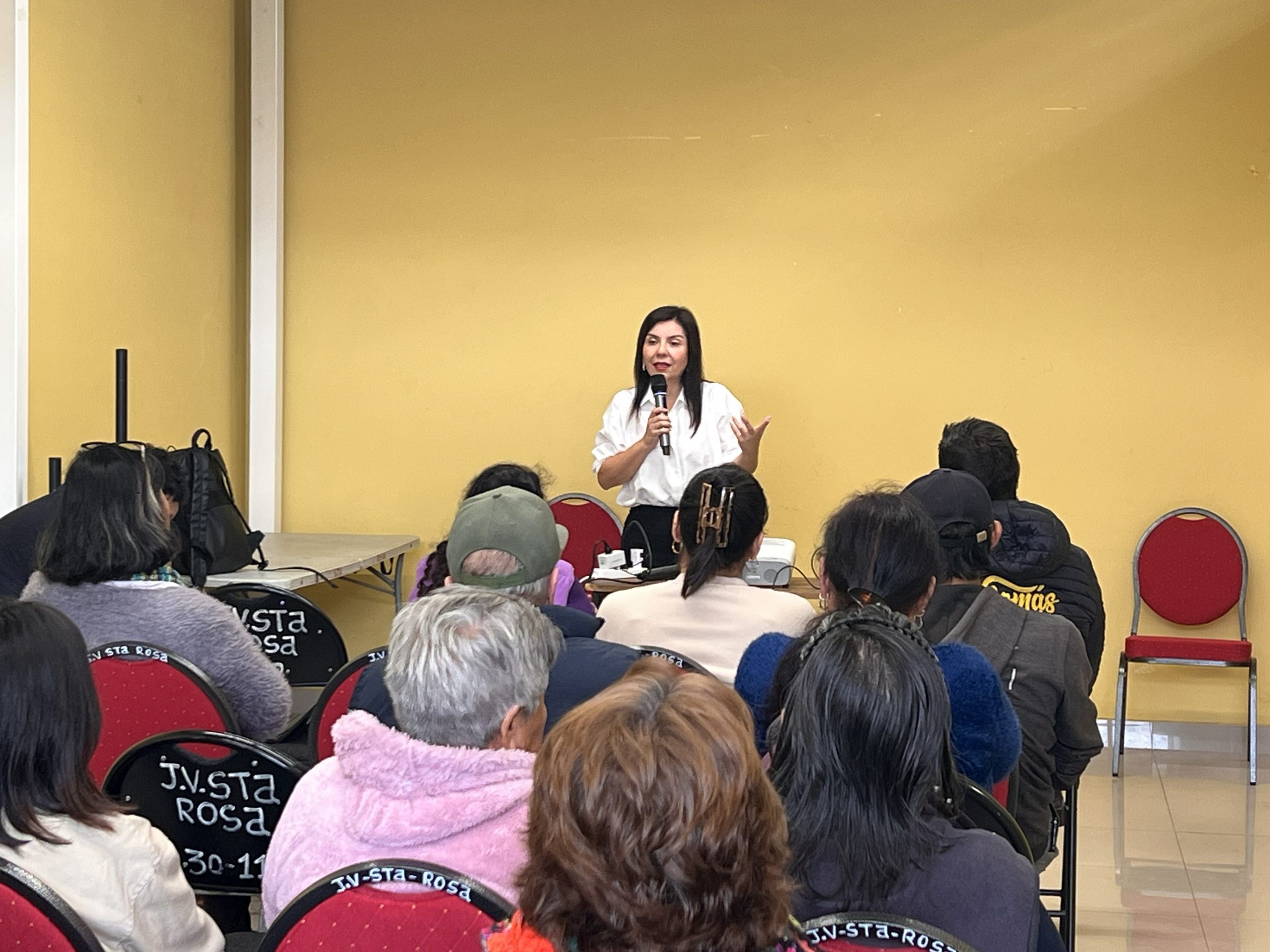 Senadora Astudillo reúne a vecinos de Alto Hospicio para fortalecer agenda nacional frente a la crisis por socavones