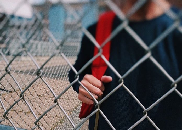 Padres podrían ser obligados a participar en programas de apoyo por orden de tribunales