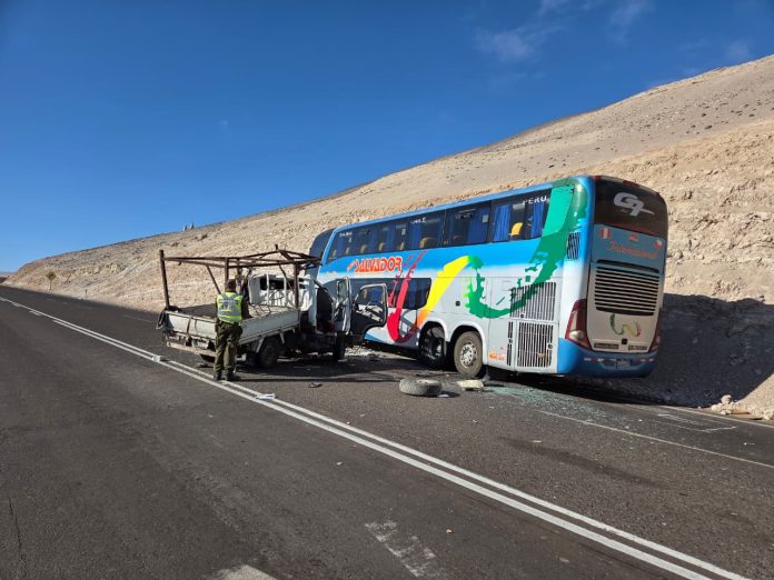 ARICA | Un fallecido y una persona en riesgo vital dejó la colisión de un bus y una camioneta en la Ruta 5 Norte