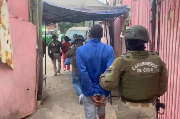 Dos detenidos por microtráfico tras allanamientos en la toma La Cantera de Iquique