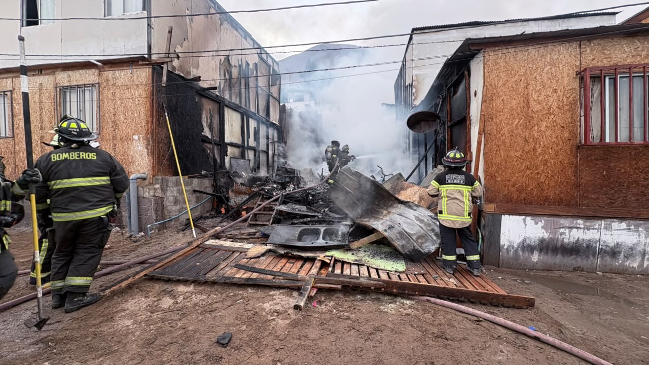 Incendio destruye dos viviendas en sector de Laguna Verde en Iquique