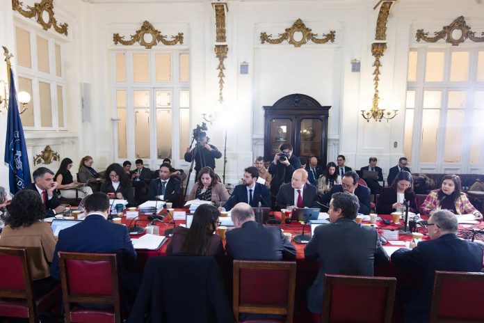 Comisión de Hacienda despacha megarreforma y la deja lista para votación en el Senado