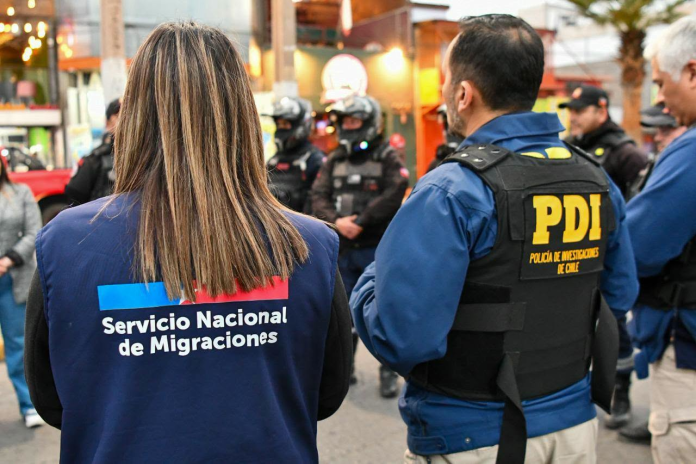 Fiscalización interinstitucional incauta alcohol y detecta infracciones migratorias en Alto Hospicio