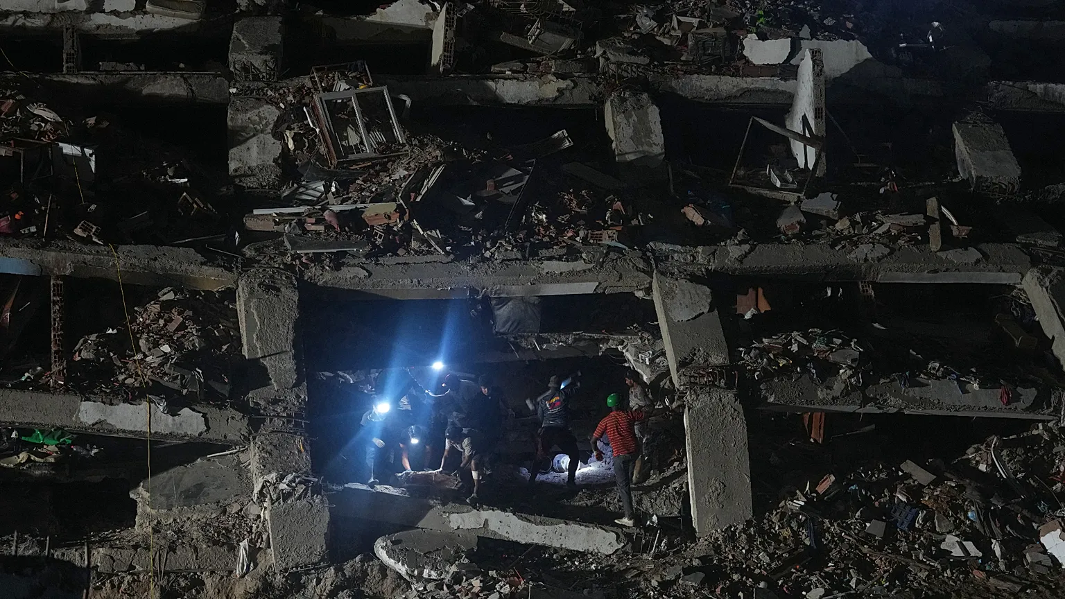 Aumenta a 6.125 la cifra de fallecidos por los dos terremotos en Venezuela