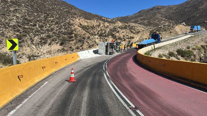 ARICA | Camión volca con material en el kilómetro 113 de la Ruta 11-CH