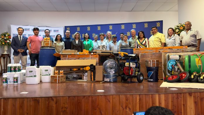 INDAP Tarapacá entregó equipamiento a agricultores para prevenir la mosca de la fruta en Pica