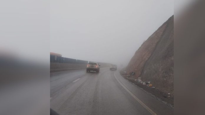 Cierran pista de bajada de la Ruta A-16 que une Iquique y Alto Hospicio debido a desprendimiento y agua