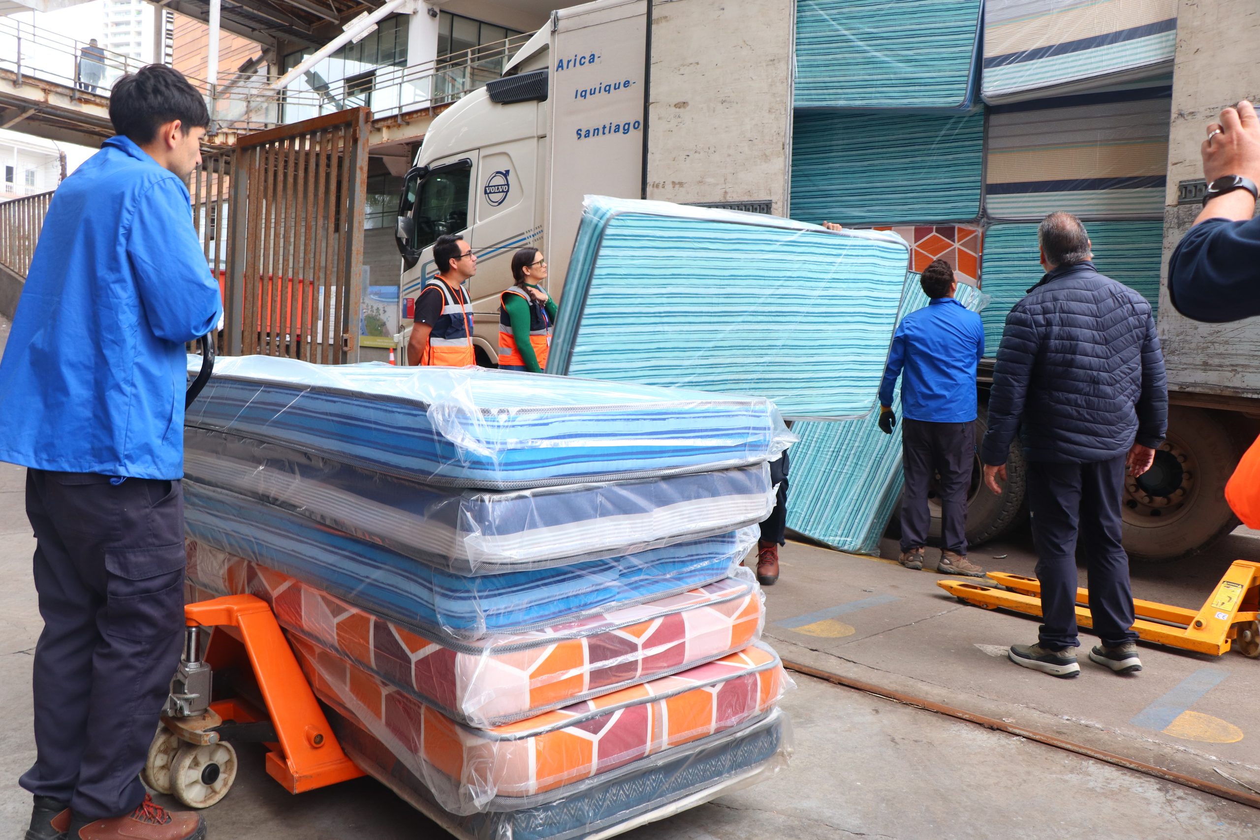 Entregan 200 colchones a municipio de Iquique a través de coordinación de SINAPRED