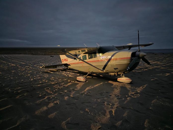 Avioneta aterrizó de emergencia en Playa Ike Ike tras fallas en el motor y ocupantes fueron evacuados