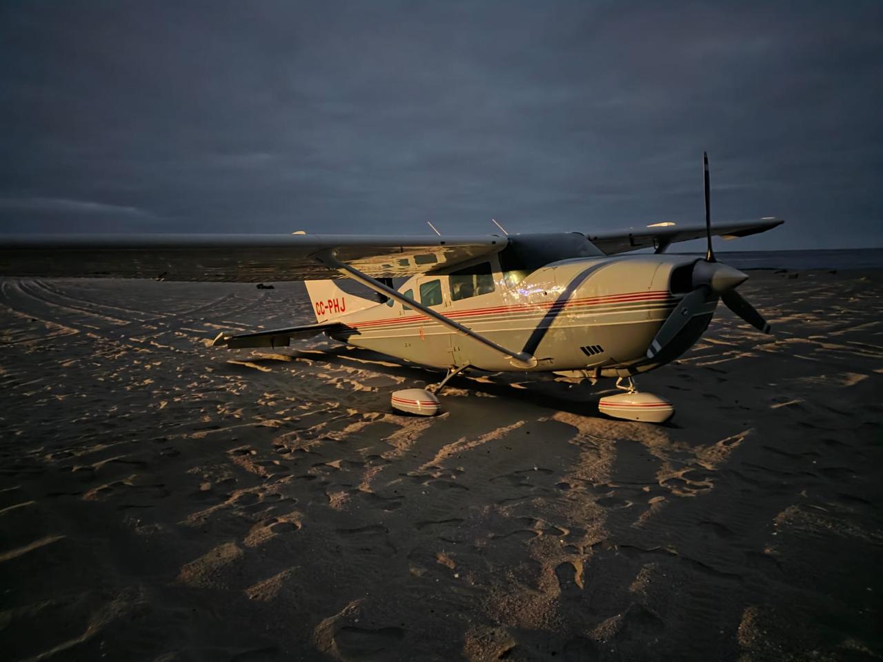 Avioneta aterrizó de emergencia en Playa Ike Ike tras fallas en el motor y ocupantes fueron evacuados