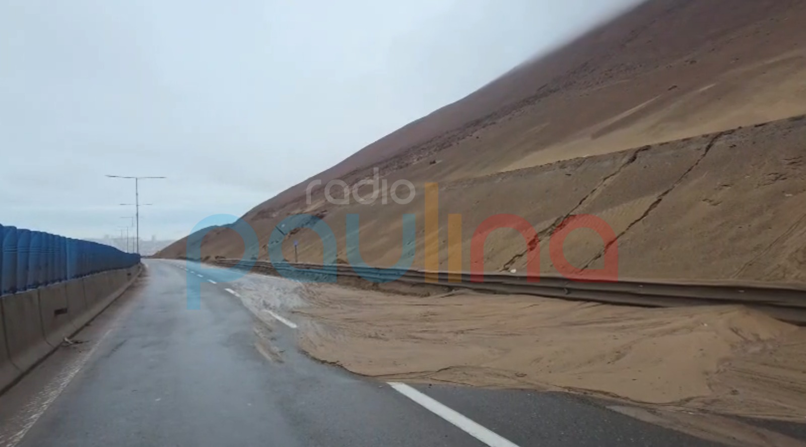 VIDEO | Realizan labores de limpieza en Ruta A-16 tras desprendimiento de tierra