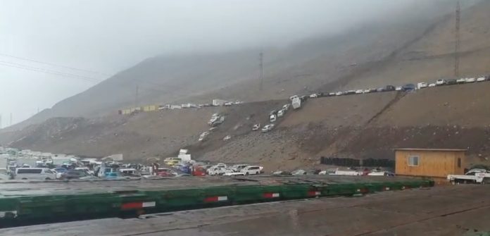 Vehículos son arrastrados desde el cerro por bajada de agua en Iquique: Se activó alerta SAE por riesgo de aluvión