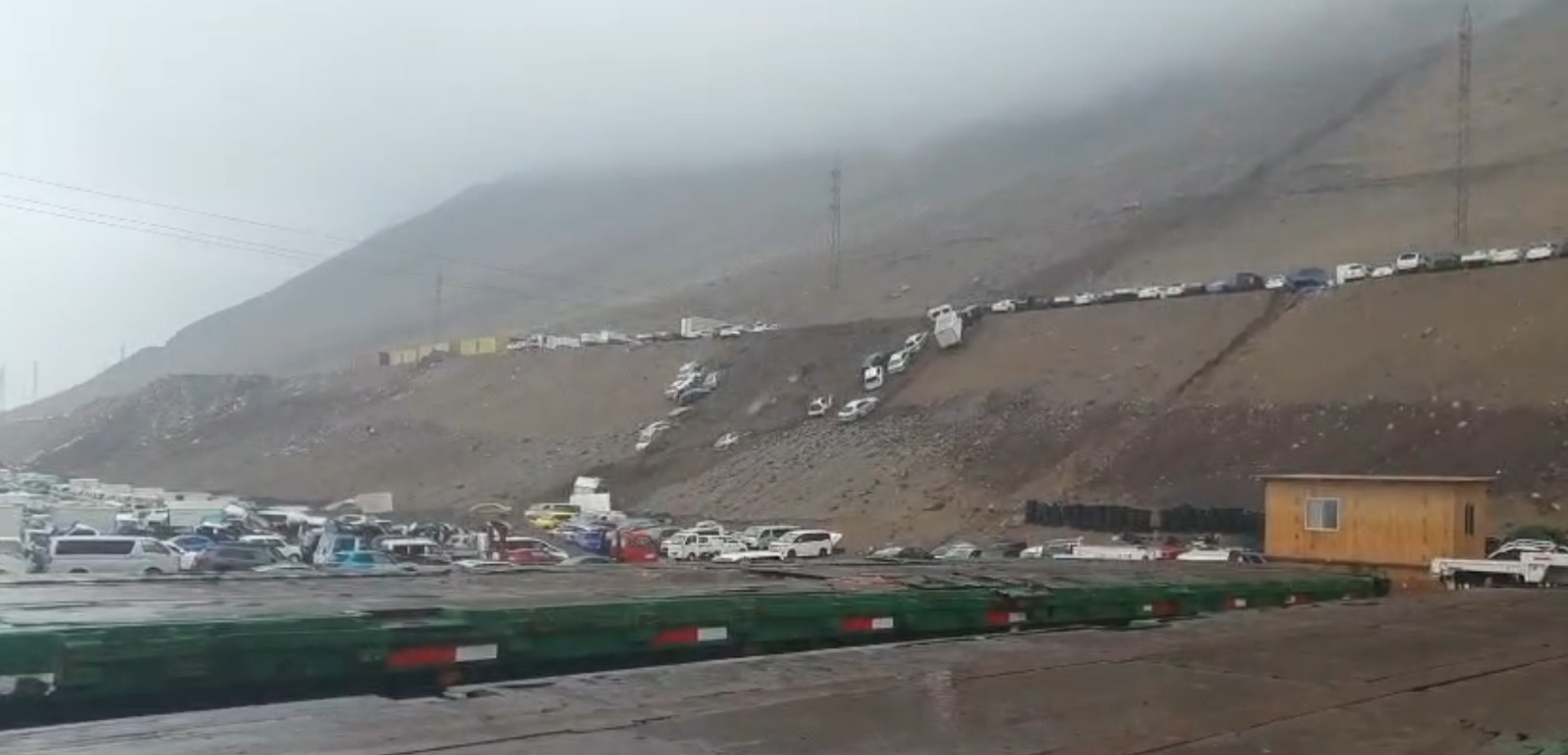 Vehículos son arrastrados desde el cerro por bajada de agua en Iquique: Se activó alerta SAE por riesgo de aluvión