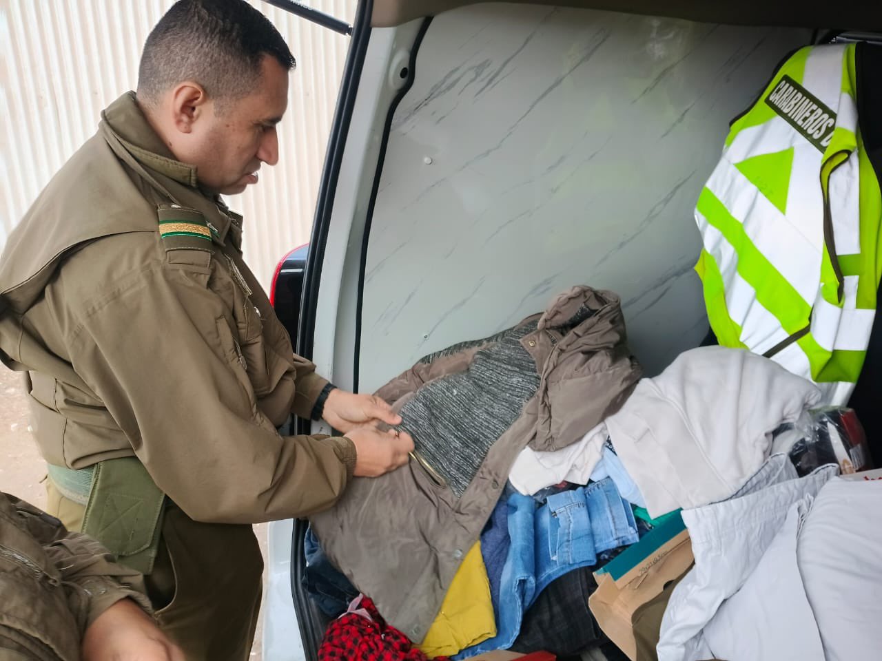 Carabineros de Alto Hospicio apoyan a familias afectadas por sistema frontal