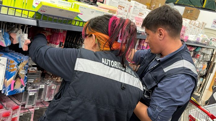 Seremi de Salud de Tarapacá fiscaliza mall chino en Iquique tras denuncia por quemadura asociada a producto para uñas