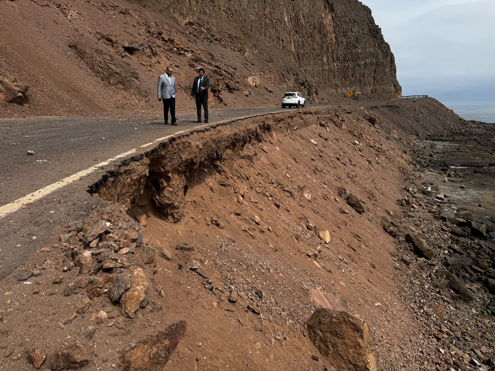 Autoridades mantienen cerrado el acceso al borde costero sur de Cuevas de Anzota a la espera de informe técnico
