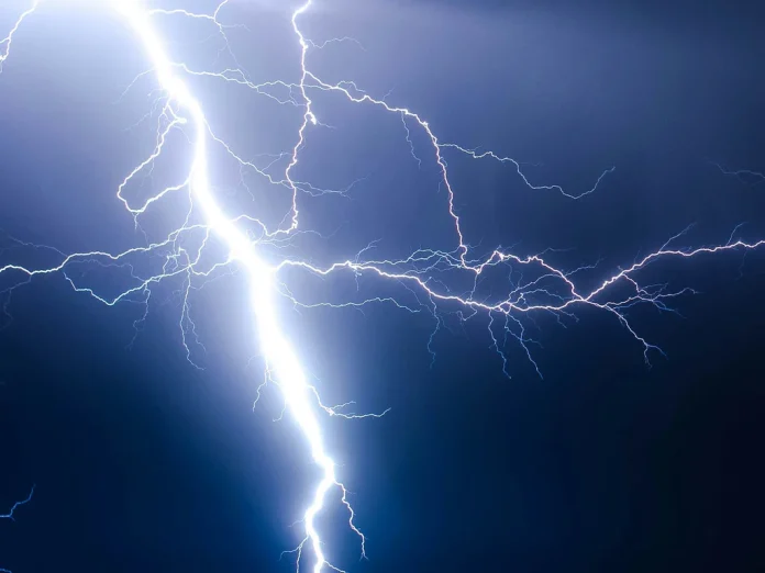 Emiten alerta por tormentas eléctricas en el litoral y la pampa de Tarapacá