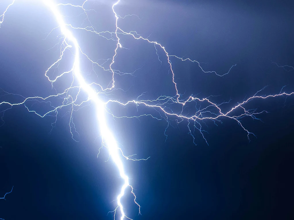 Emiten alerta por tormentas eléctricas en el litoral y la pampa de Tarapacá