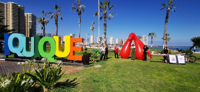 Instalan clitoris gigante en Iquique por la salud sexual