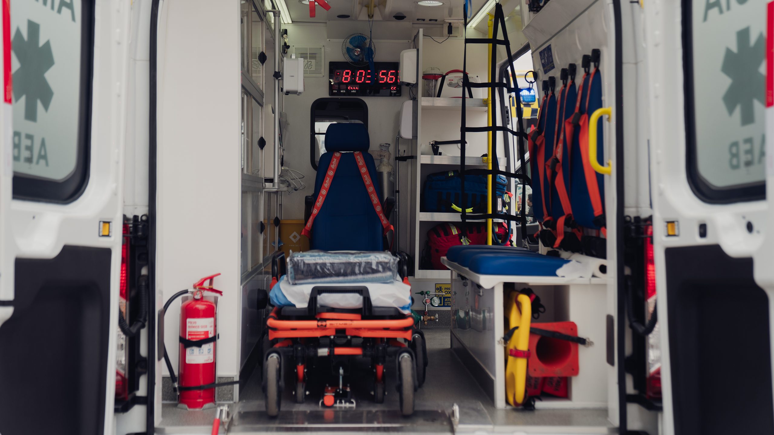 Entregan cinco nuevas ambulancias para fortalecer la salud municipal de Iquique y caleta San Marcos