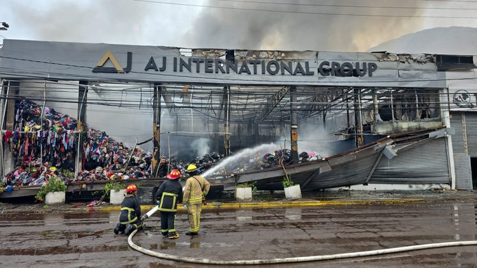 Incendio en Zona Franca de Iquique: 100 bomberos movilizados y continúan trabajos para sofocar focos activos en galpones