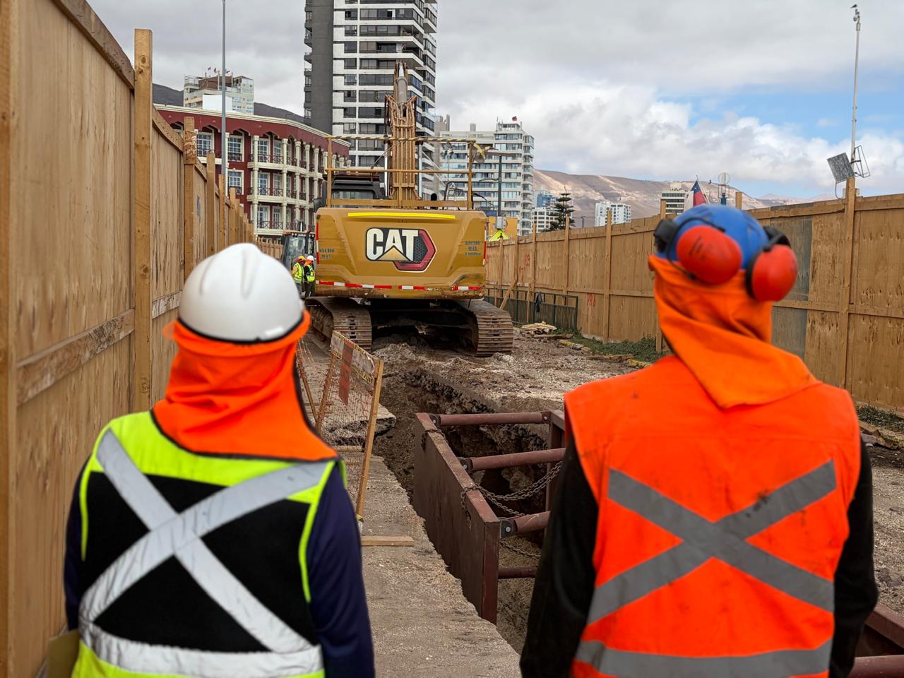 Avanza ejecución de obras sanitarias en proyecto de renovación de colector en avenida Arturo Prat de Iquique