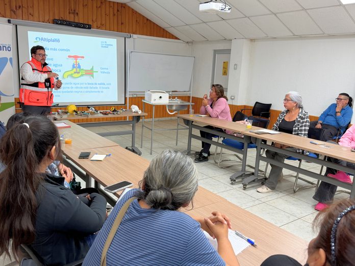 Mujeres fortalecen su autonomía con taller de gasfitería básica impulsado por SernamEG y Aguas del Altiplano