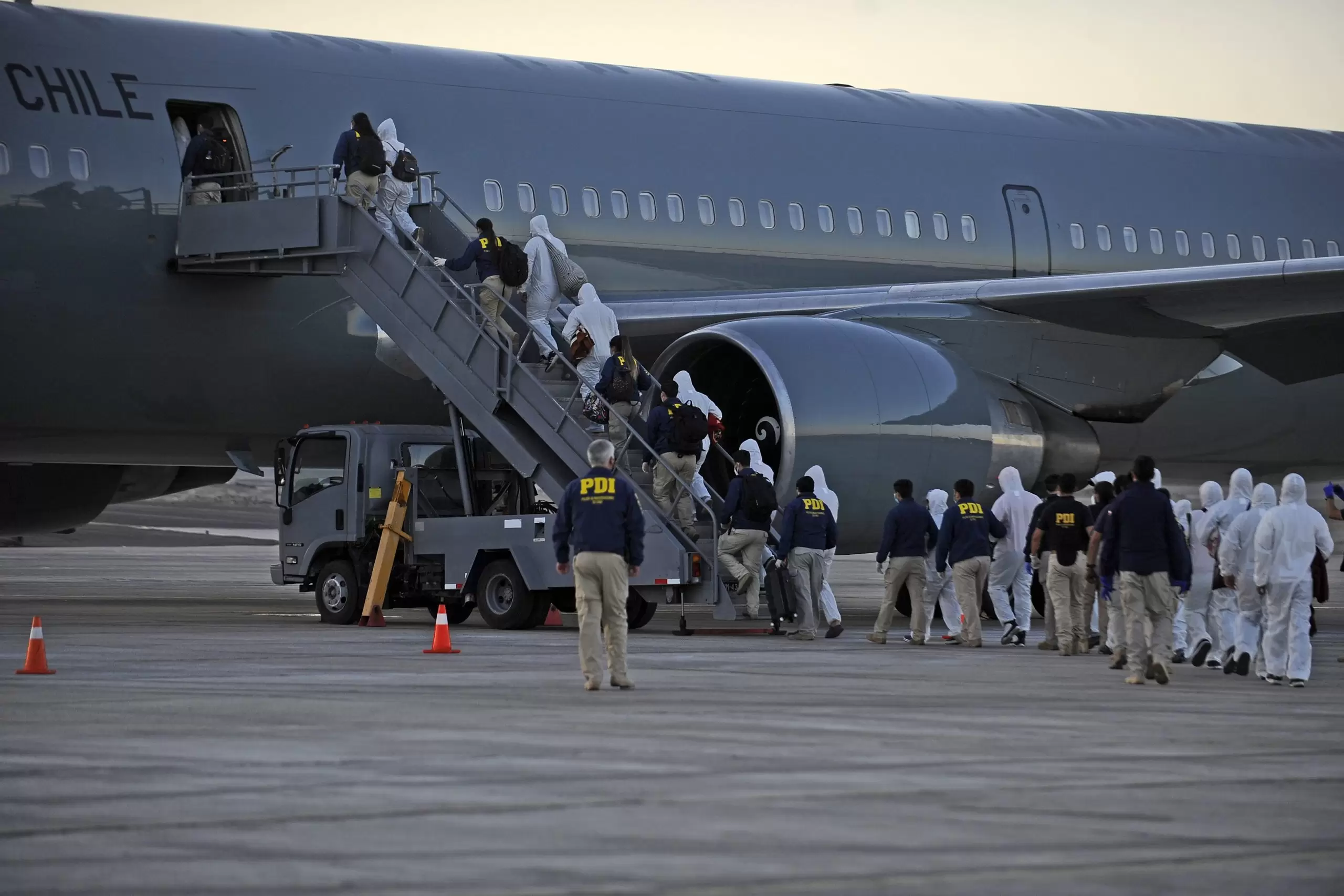 Gobierno expulsa a 40 extranjeros en vuelo de la FACh con destino a Perú y Colombia