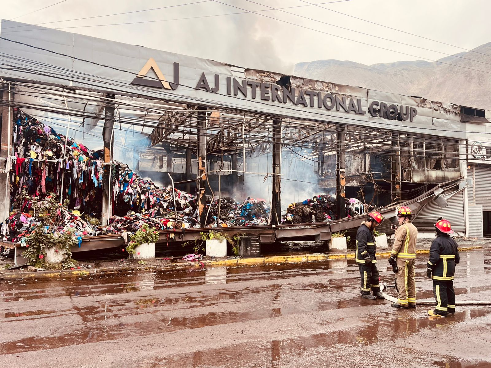 Bomberos cumple más de 20 horas conteniendo el incendio en galpones de Zofri y se han movilizado a 300 voluntarios