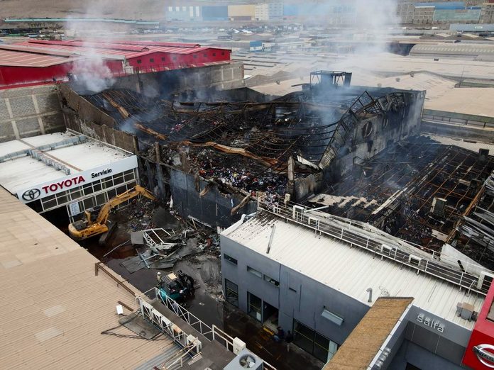 Bomberos de Iquique sigue con trabajos para extinguir incendio en galpón de Zona Franca: “Más de 80 horas de trabajo ininterrumpido”