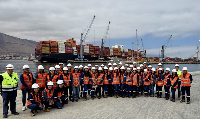 Estudiantes de La Paz conocen en terreno el rol estratégico del Puerto de Iquique