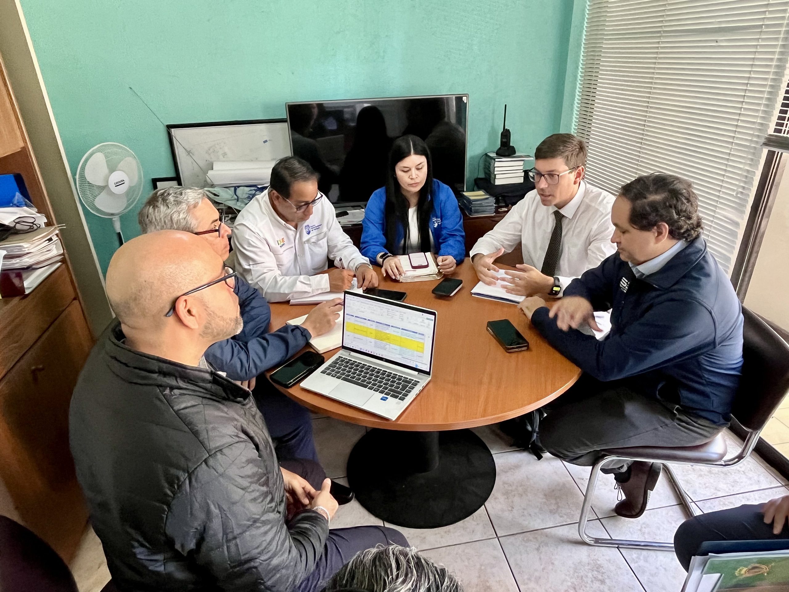 Autoridades acuerdan trabajo conjunto para avanzar en la normalización de luminarias en Iquique