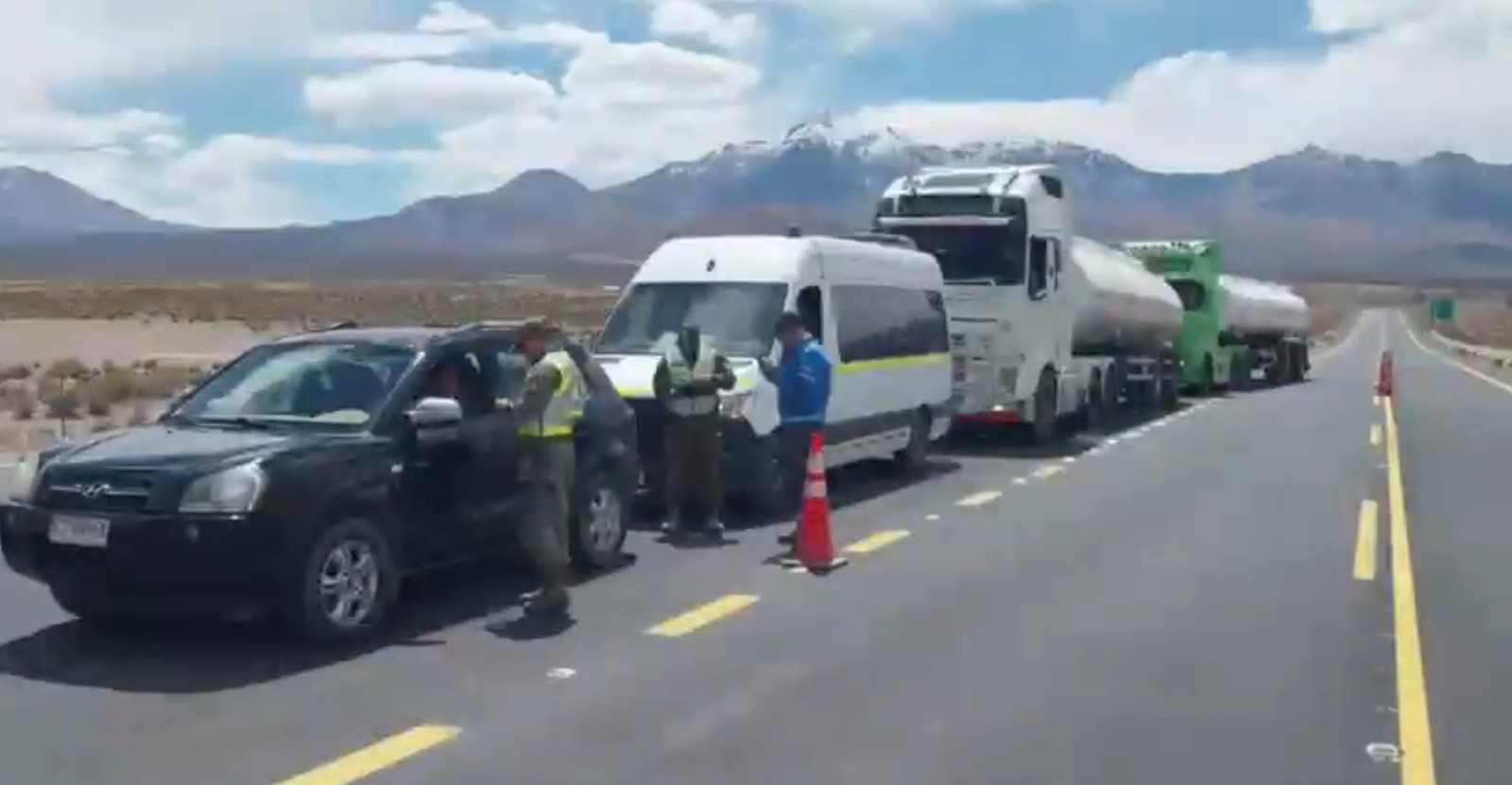 COLCHANE | Detienen a dos conductores por conducir bajo la influencia de drogas en Ruta 15 -CH