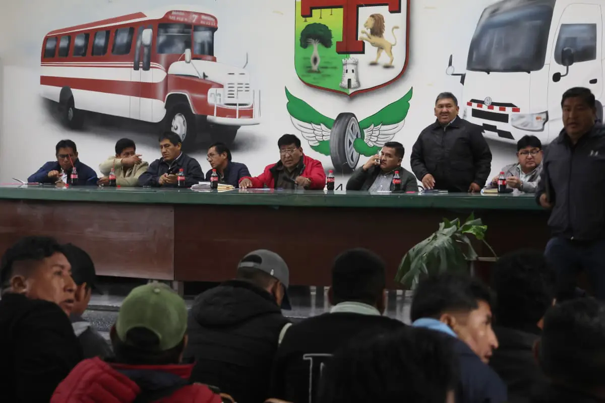 Transportistas de Bolivia anuncian un paro nacional tras fin del subsidio al diésel