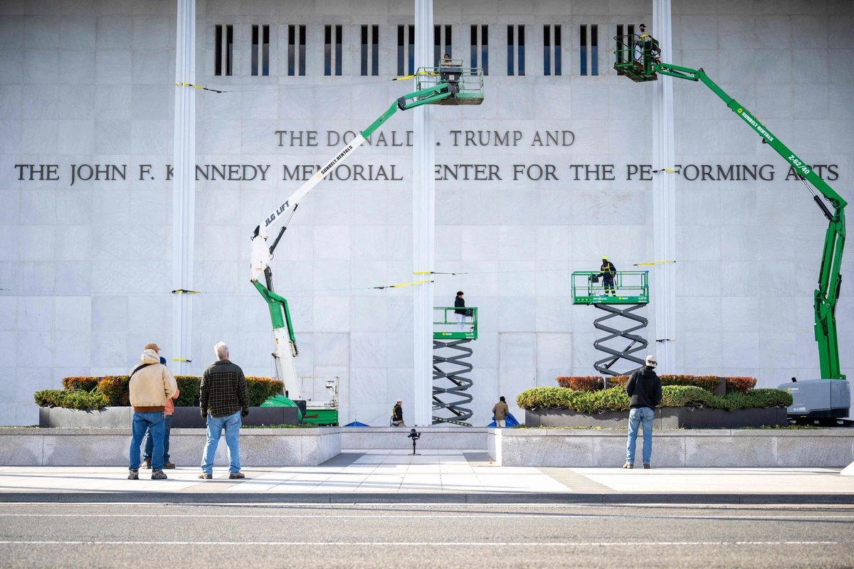 Trump ordena el cierre de Centro Kennedy tras fallo judicial que negó rebautizar la institución con su nombre