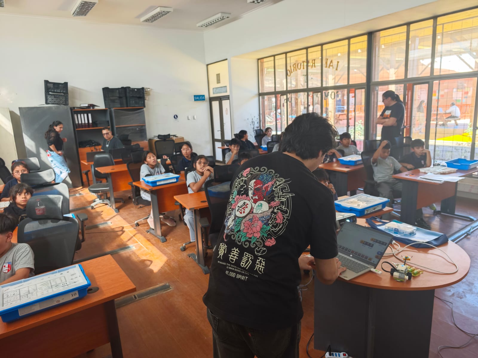 Estudiantes de Huara aprenden robótica explorando nuevas formas de crear