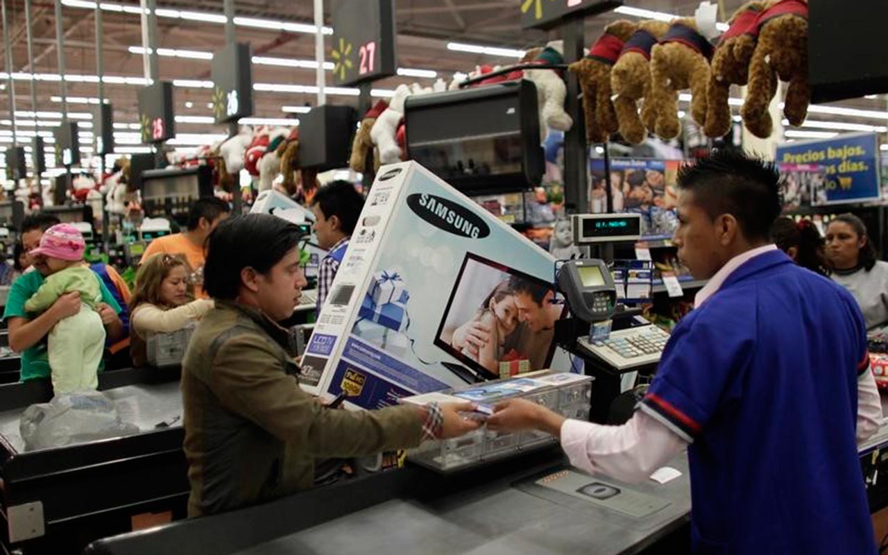 Confianza del consumidor en Chile cae y queda última entre 30 economías del mundo