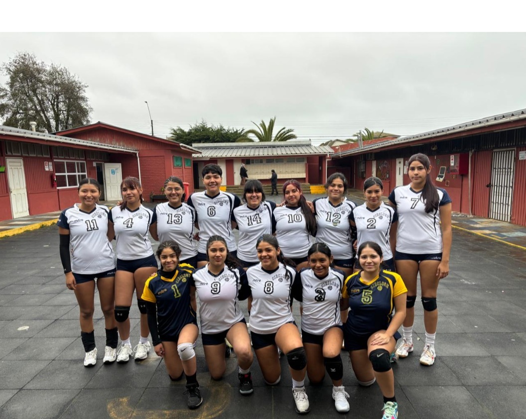 Jóvenes voleibolistas de Alto Hospicio participan en torneo en Pichilemu