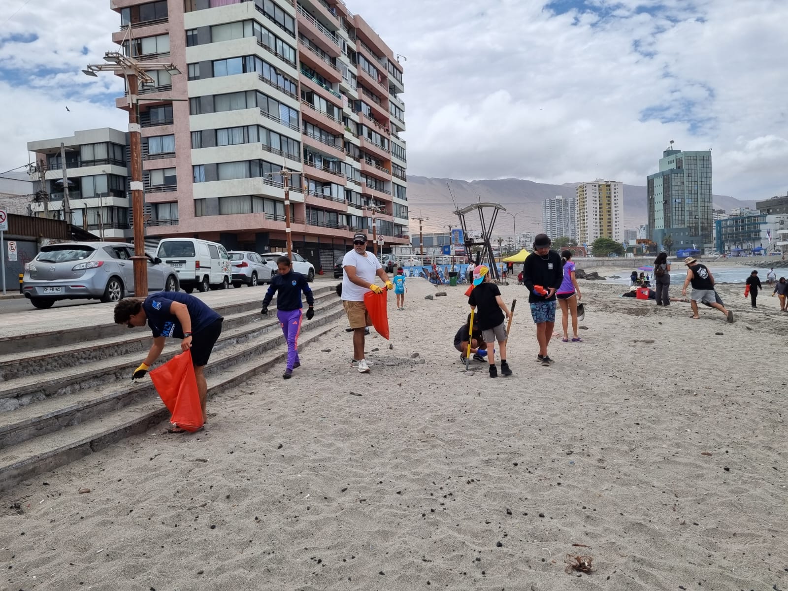 COSOC de SENDA Tarapacá impulsa jornada de limpieza en Playa Bellavista y fortalece prevención comunitaria