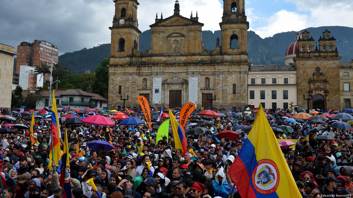 Miles de personas marcharon en las calles en Colombia en la primera protesta contra el Gobierno