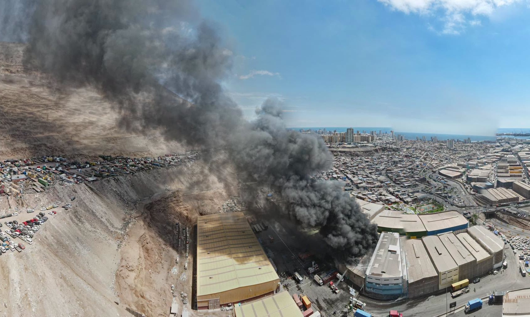 Incendio en galpones de Zona Franca de Iquique fue controlado por Bomberos